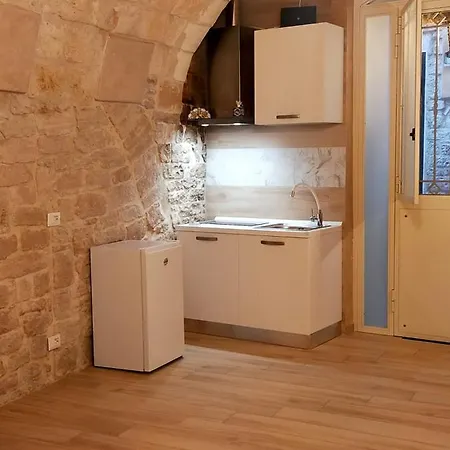 Vicolo Degli Archi 3*